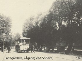 Ladegårdsvej Hestesporvogn på Ladegårdsvej (fra 1897 Åboulevarden) ud for Sofievej 1896.jpg